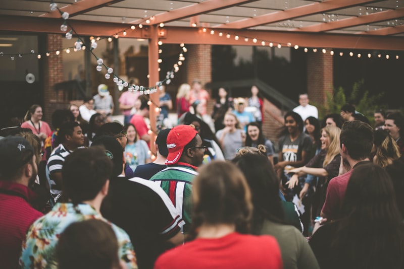 Gasten verzamelen zich tijdens een sociaal evenement